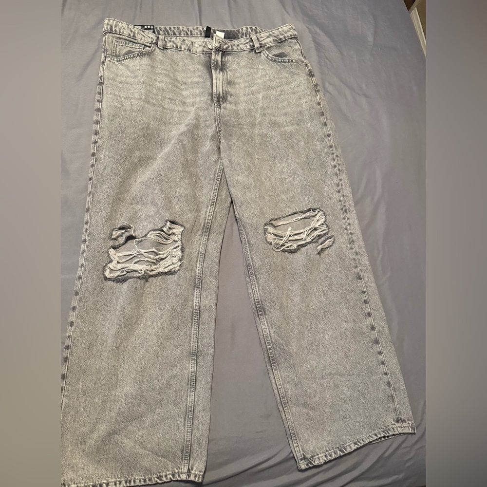 H&M Divided 90’s baggy jeans. High waist. Gray Distressed Women Jeans